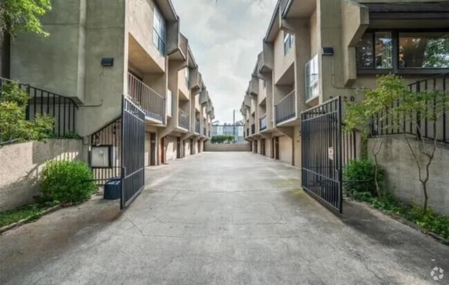 Building Photo - 2020 N Garrett Ave