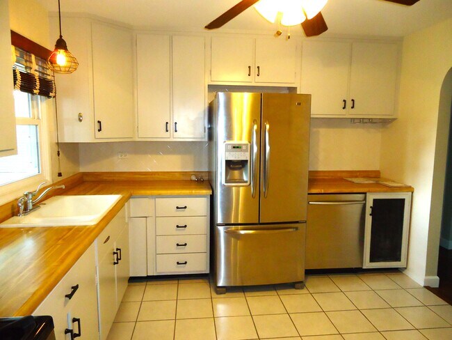 Foto del edificio - 680 White Pine Rd