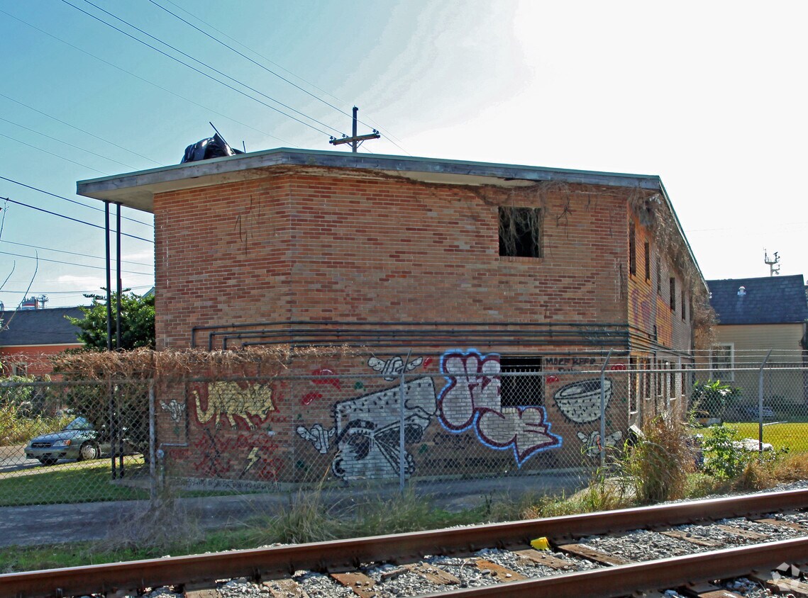 Building Photo - 608-610 Lesseps St