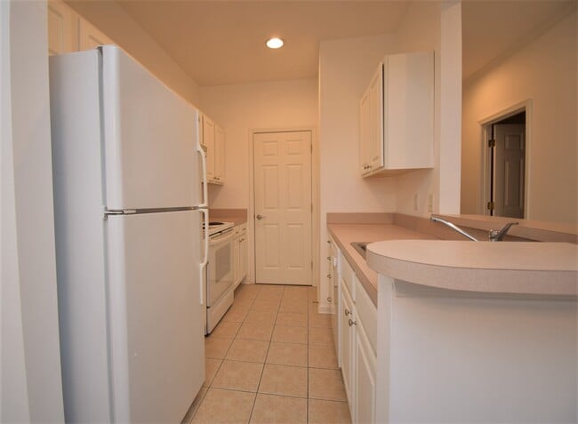 Building Photo - UNFURNISHED 2 BEDROOM YEAR ROUND CONDO - S...