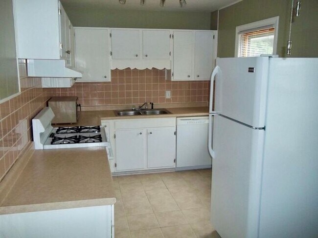 Foto del edificio - Darling 4 Bed 2 Bath Ranch in Olathe-Comin...