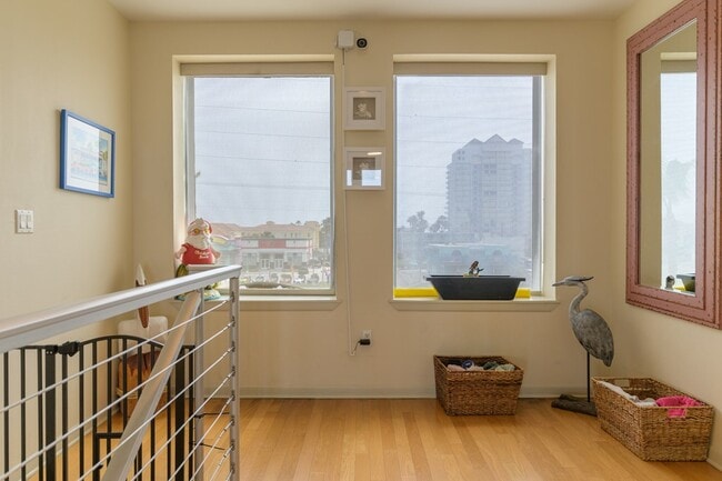 Building Photo - 100 Harbor St