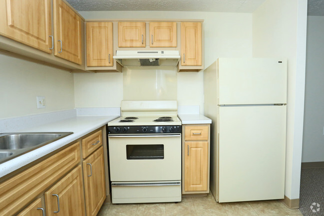 1 habitación, cocina - Wayne Tower Senior Apartments