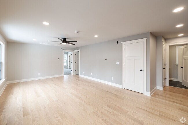 2 habitaciones, 2 baños - 1055 pies cuadrados - Sala de estar - Forest Lane Apartments