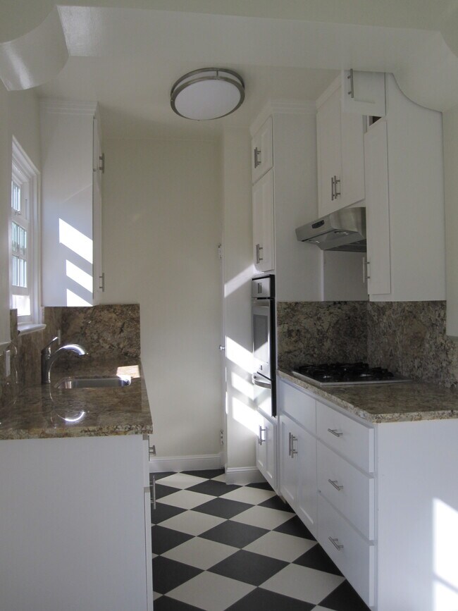 Kitchen - 425 Williams Pl