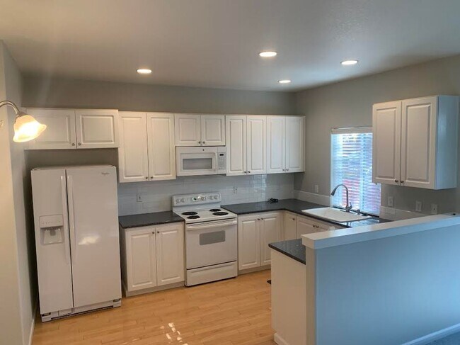 Building Photo - Hidden Creek Neighborhood Gem