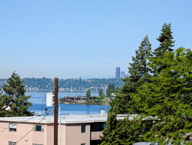Vistas del lago Washington, el horizonte de Seattle y las montañas Olympic. - 10047 Main St