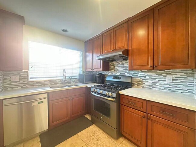 Building Photo - 3 bed 3.5 bath in Pasadena