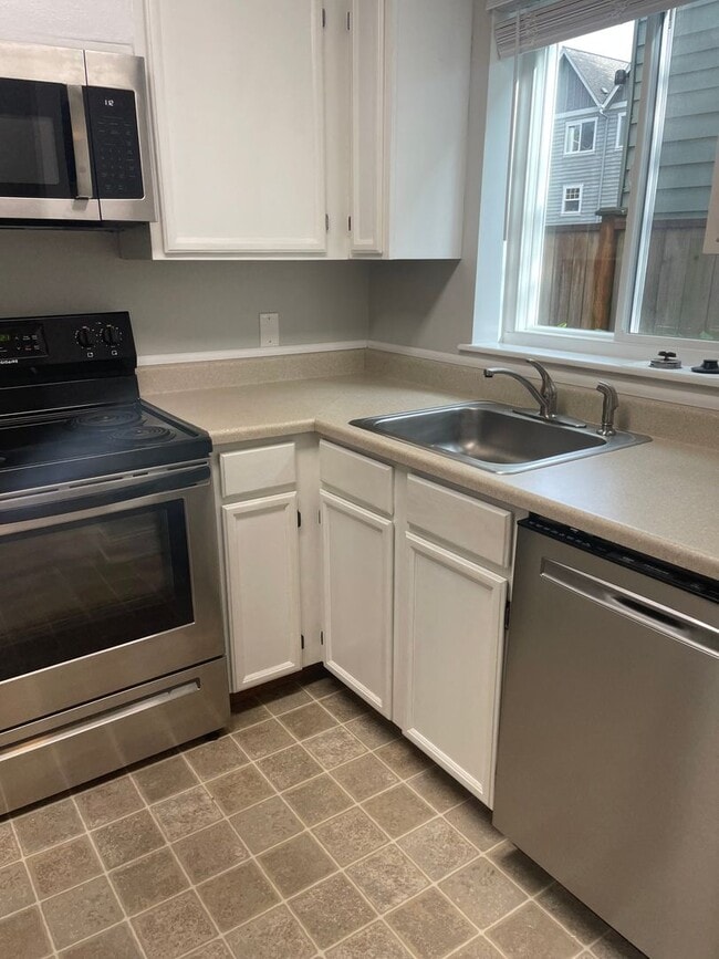 Building Photo - 2 bedroom, 2 bath condo near Greenwood.