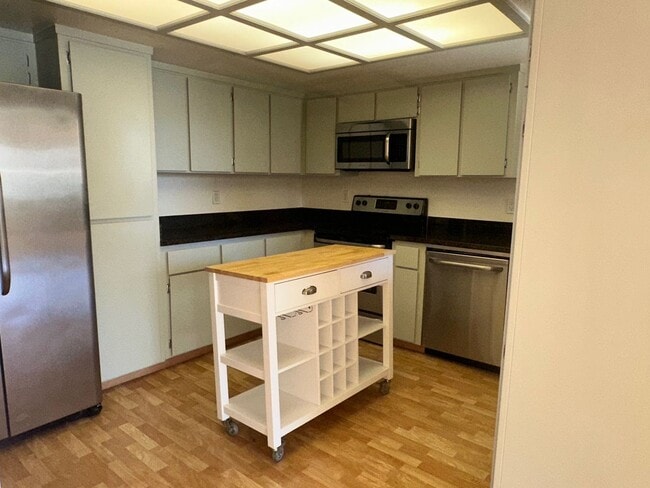 Building Photo - Updated 2-bed, 2-bath condo in Fremont’s N...