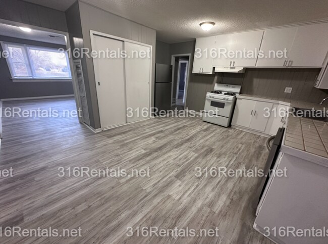Building Photo - $1445 - COMING SOON! 4 bed 1 bath home - Beautiful home with new Flooring!