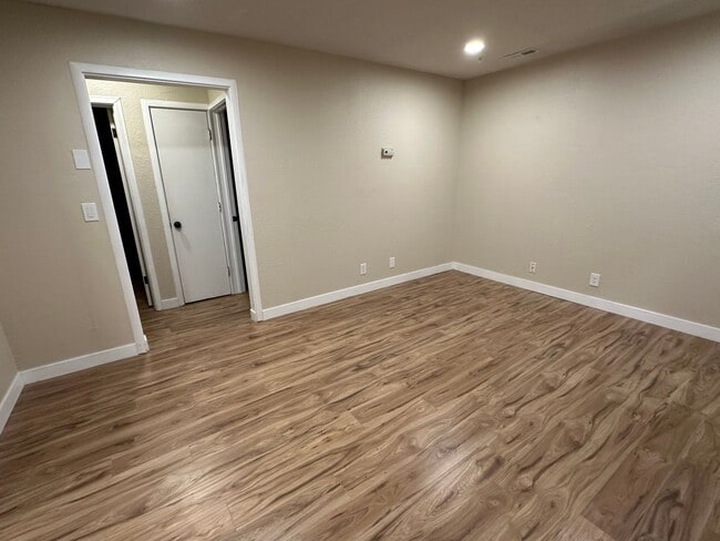 Building Photo - GET $500 OFF OF THE FIRST MONTHS RENT!!!