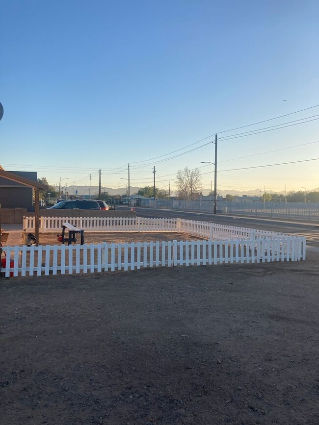 Foto del edificio - READY FOR MOVE IN  NEW REMODEL 3/1  fenced...