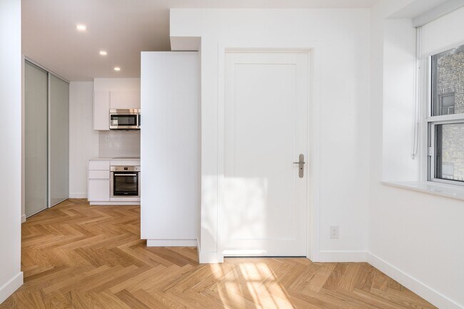 Building Photo - 110 Wellesley St E