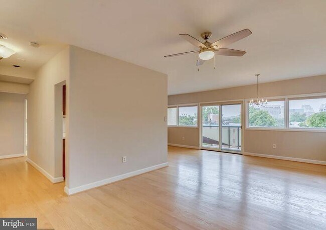 Foto del edificio - 4720 Chevy Chase Dr