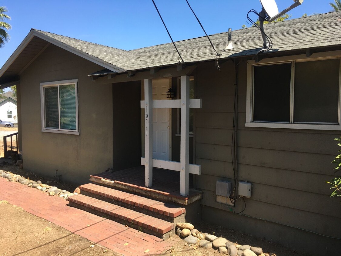 Primary Photo - Cute Downtown One Bedroom House! This list...