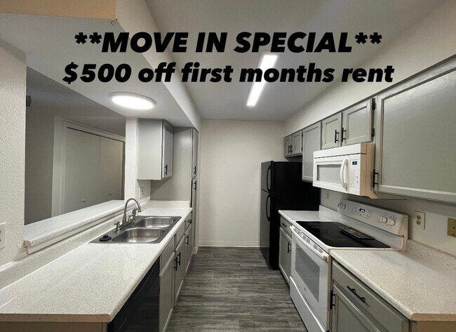 Foto del edificio - GORGEOUSLY REMODELED 2 bed 2 bath on 3rd floor with vaulted ceiling and skylight and in unit W/D!!