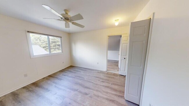 Foto del edificio - 457 Village Oaks Ct