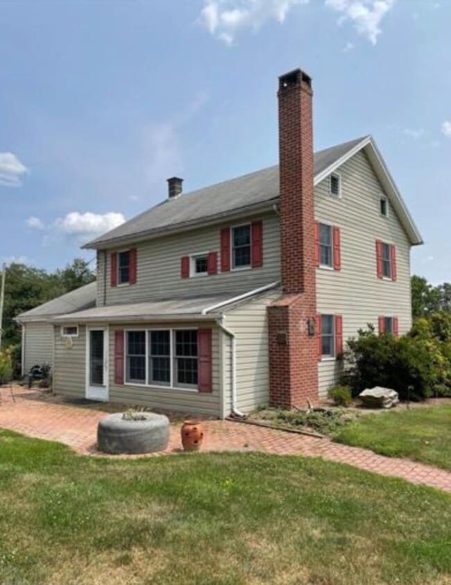 Building Photo - Farmhouse : 4 bed, 2 bath