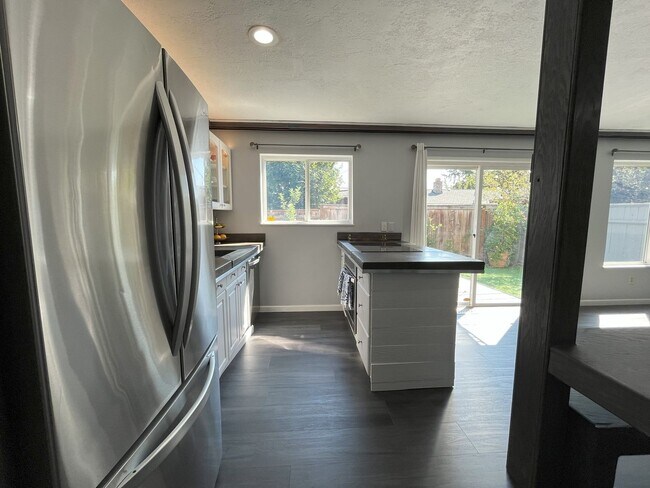 Foto del edificio - Charming 3-Bedroom Home with Custom Crafts...