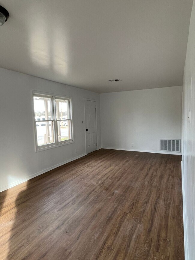 Building Photo - NEWLY UPDATED 3 BEDROOM HOUSE IN SULPHUR F...