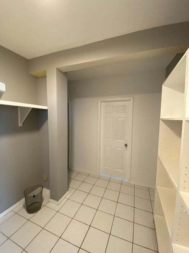 Foto del edificio - 5 Bed/3 Bath UC Rental Located on McMillan...