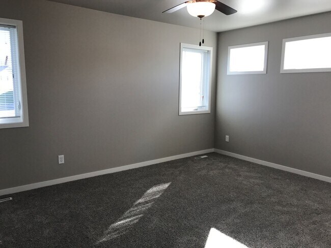 Foto del edificio - 4 Bed 3 Bath Single Family Home