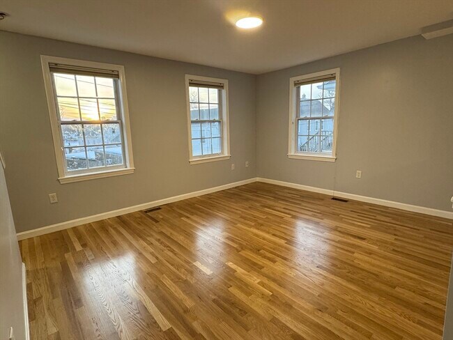 Foto del edificio - 12 Baker Ave