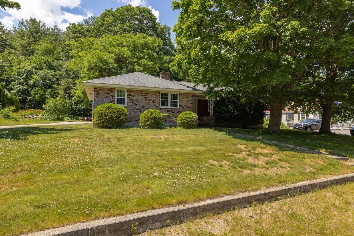 665 Wallis Rd, Rye, NH 03870 Room for Rent in Rye, NH