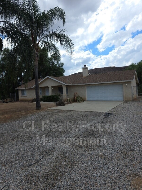 Foto del edificio - 22561 Forrest Rd