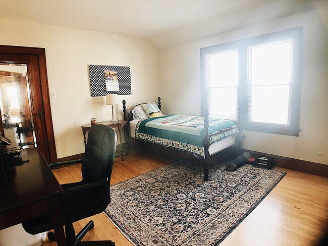 Building Photo - Stunning Wauwatosa 2BR Upper Unit with Lov...