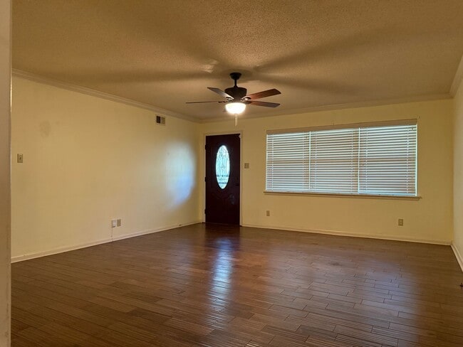 Building Photo - 823 N Bryan St