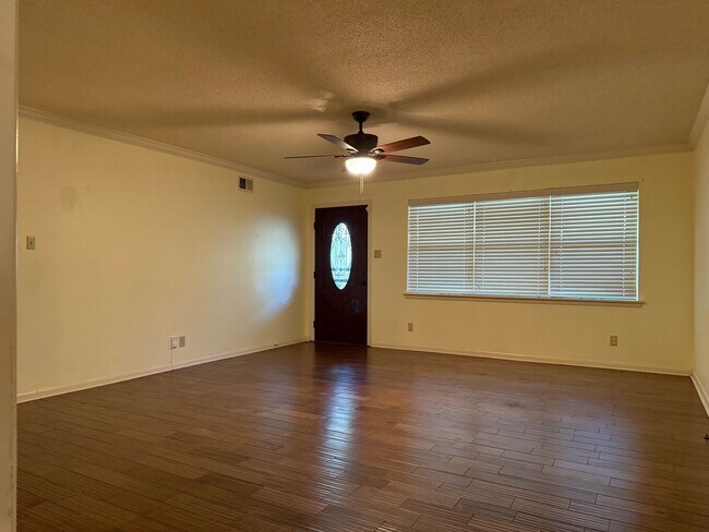 Foto del edificio - 823 N Bryan St