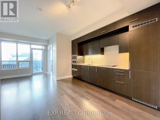 Photo du bâtiment - 5 Sheppard Ave E