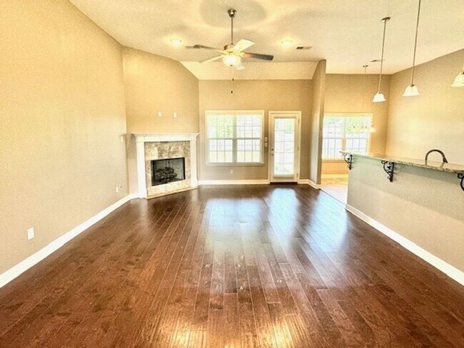 Foto del edificio - Now leasing a 4 bedroom 3 bath home in Oli...