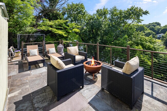 Foto del edificio - 255 Valley Rd