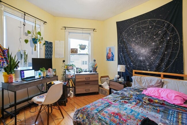 Building Photo - MISSION HILL 3 BED CLOSE TO NEU