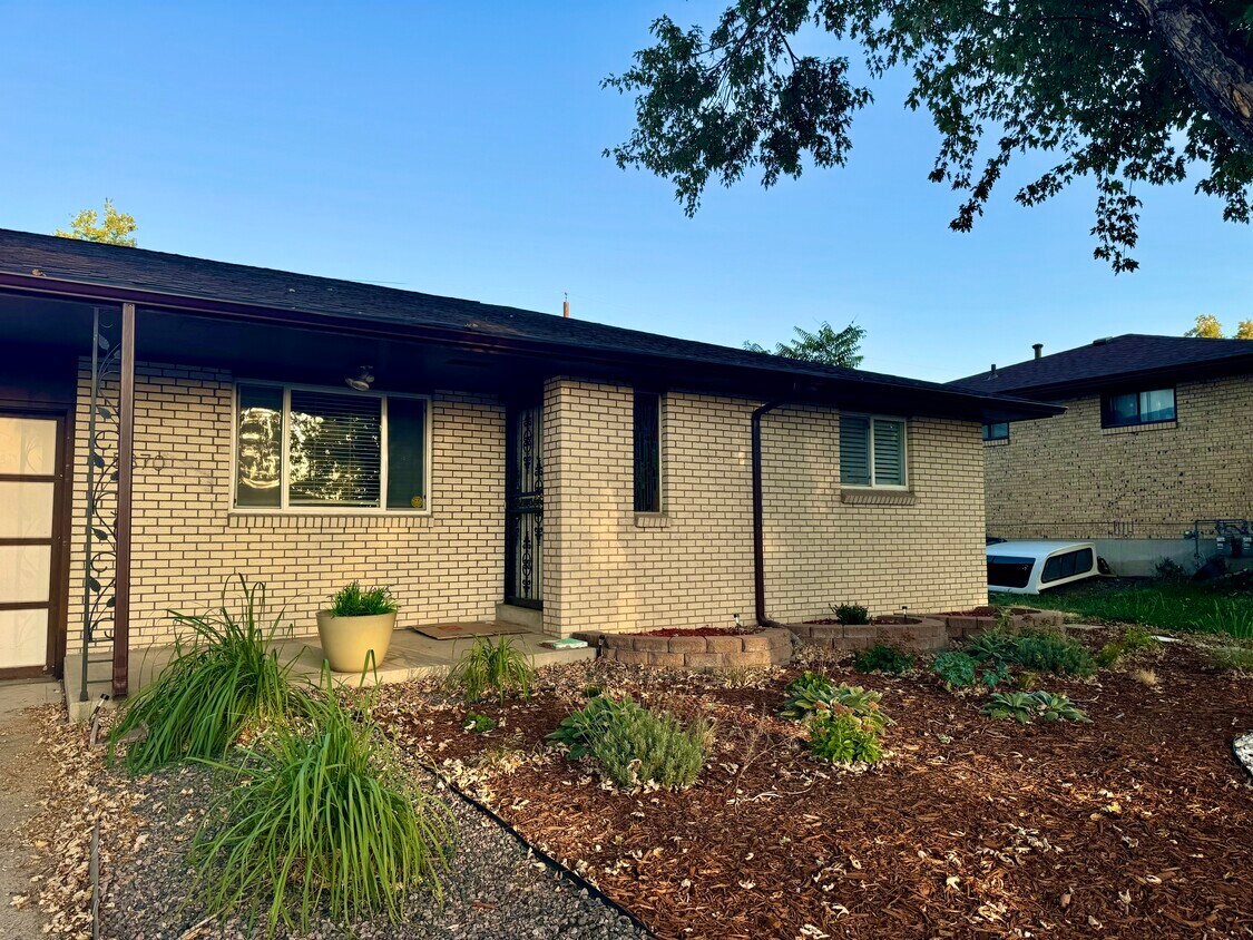 Outside front - 5370 King Ct