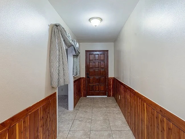 Building Photo - 838 Camelot Dr