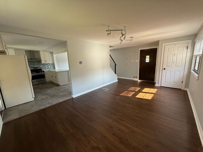Building Photo - Luxury 3-Bedroom, 1-Bathroom House in Broo...