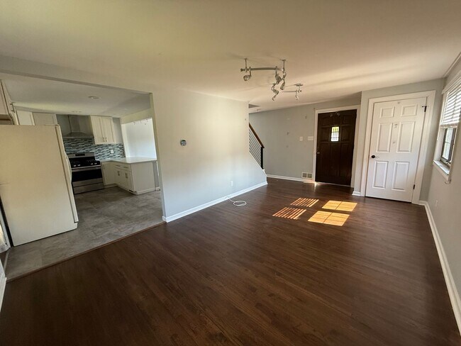 Foto del edificio - Luxury 3-Bedroom, 1-Bathroom House in Broo...
