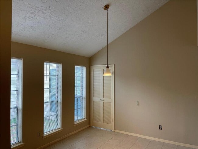 Building Photo - 122 Queens Ct