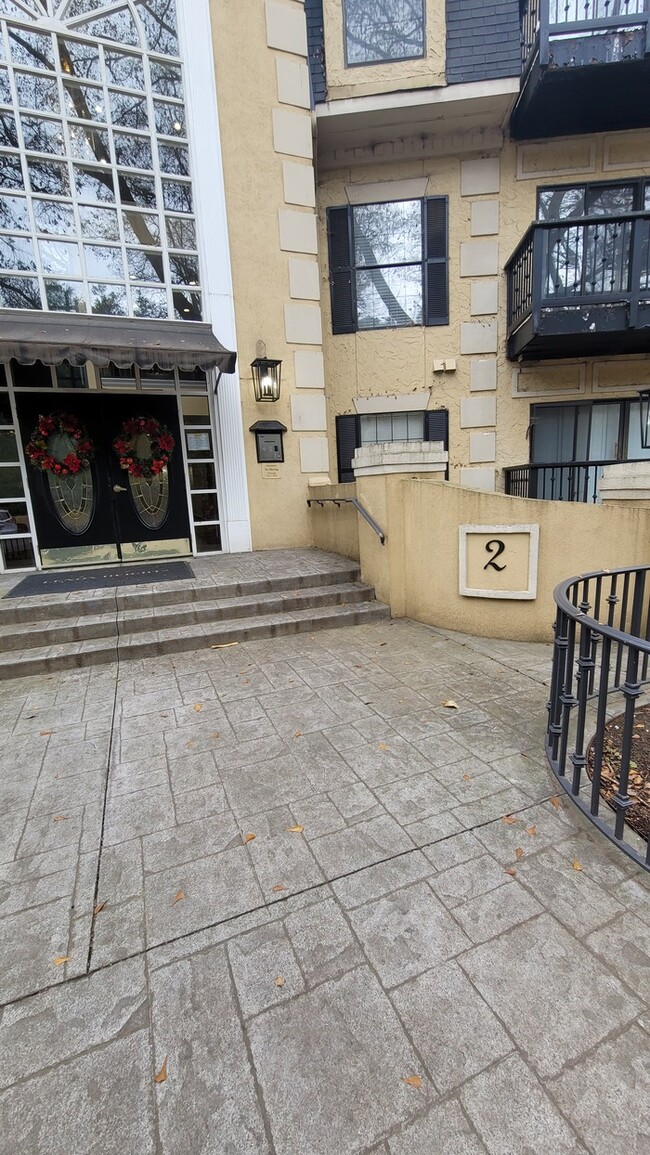 Building Photo - 2 bedroom 2 bath Condo in Lenox Heights, o...