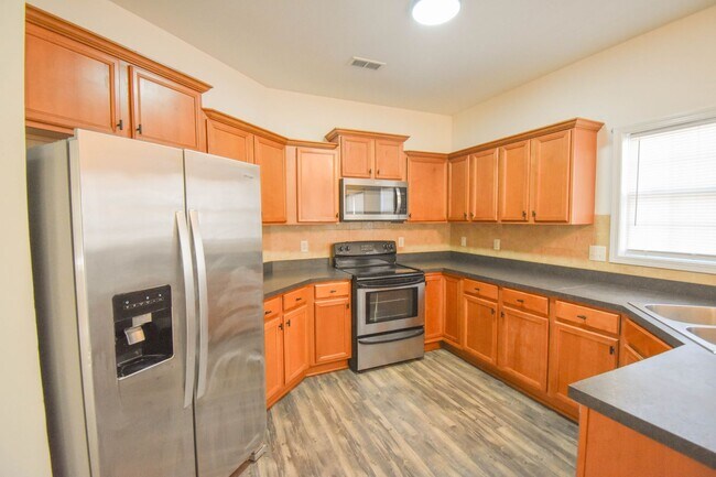 Foto del edificio - 4 Bedroom and 2.5 Bath Home (Pets Considered)