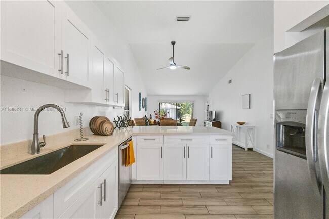 Building Photo - 1194 Hyacinth Pl