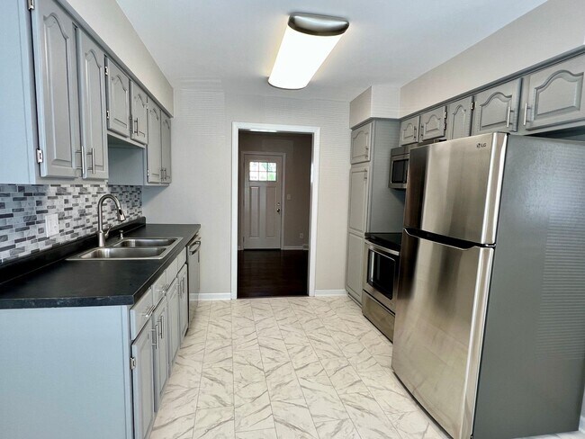 Building Photo - Amazing 3 Bedroom Home!