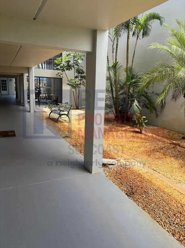 Foto del edificio - 649 S Tamiami Trl