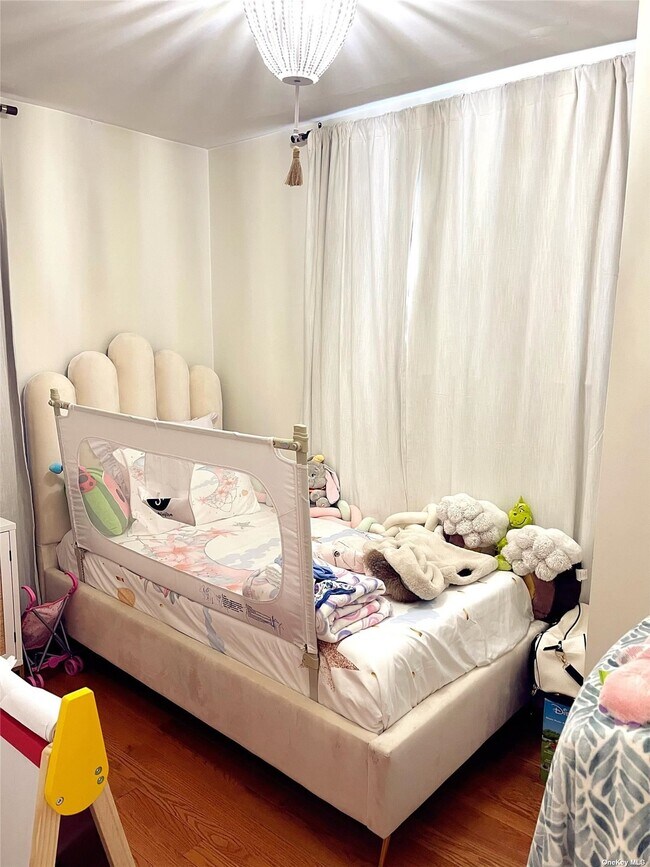 Building Photo - 181-13 64th Ave