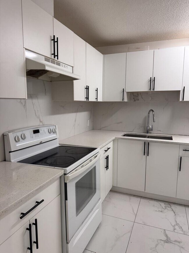 Photo du bâtiment - 10046-10129 129 St