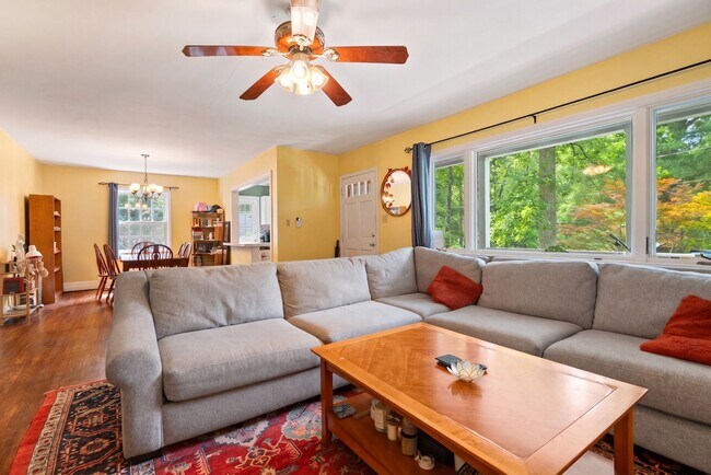 Foto del edificio - Charming Bungalow in Sunset Hills Neighborhood